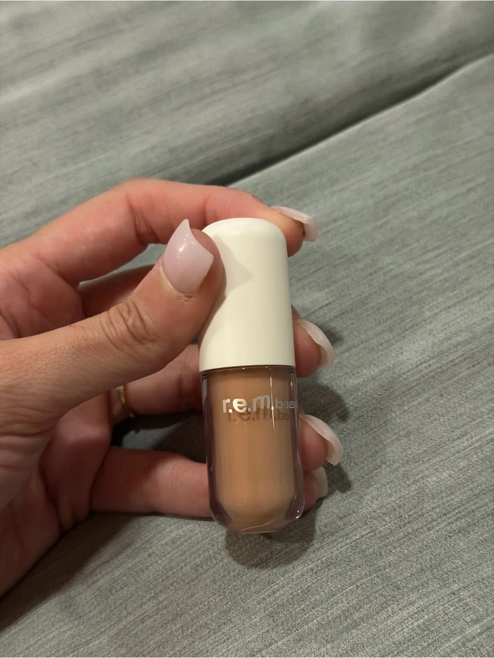 r.e.m. Beauty Liquid Foundation - Warm Tan